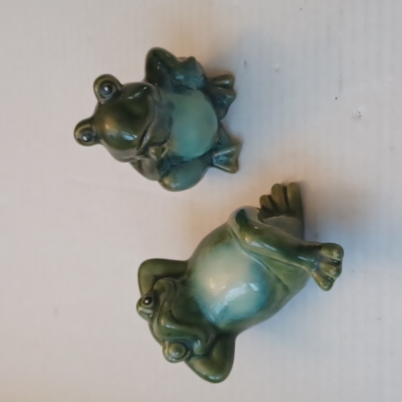 4/$40 Two Frog Figurines - Picture 1 of 4
